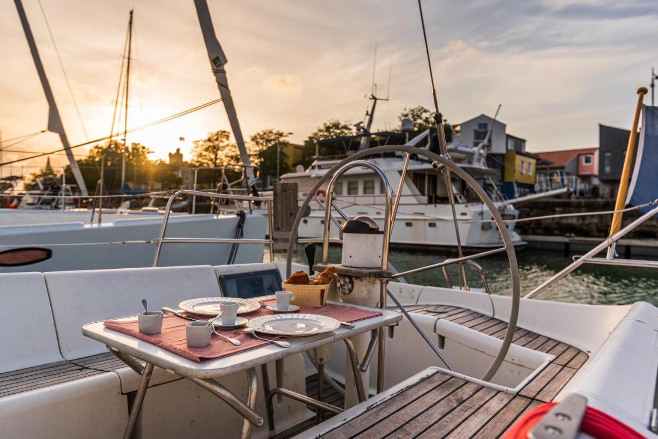 Hotel Nuit Sur Un Bateau à La Rochelle  Extérieur photo